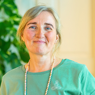 Silke Schmidt ist Yogalehrerin im Yogazentrum Neuruppin, sie nimmt am Weltyogatag teil