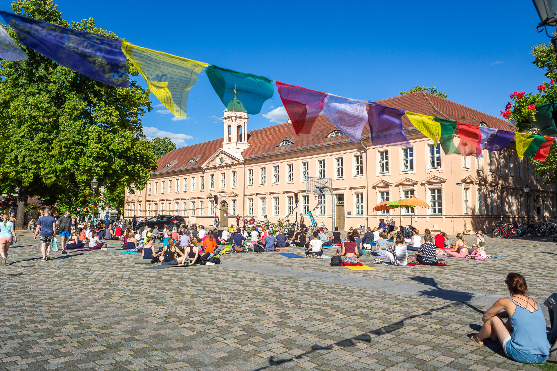306_MG_5086_web Der Weltyogatag in Neuruppin 2022 fand auf dem Schulplatz vor dem alten Gymnasium statt